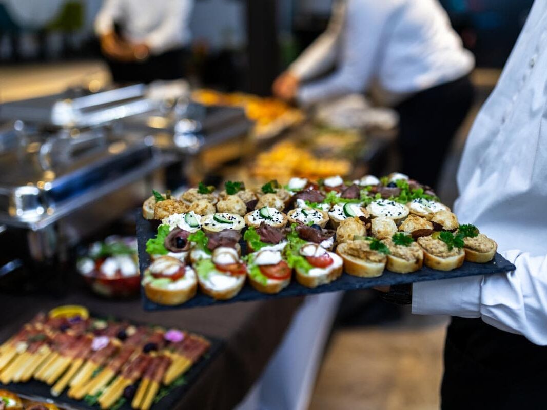 Bilder Durchsuchen Sie Millionen von Bildern und Videos ohne KI-generierte Inhalte Nach Bild oder Video suchen Eleganter Catering-Service mit einer Vielzahl köstlicher Vorspeisen bei einer formellen Veranstaltung in einem gehobenen Veranstaltungsort.