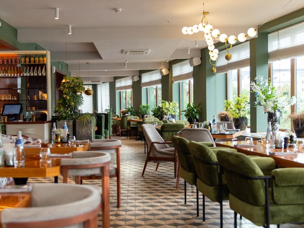 Blick in das Innere eines modernen gemütlichen italienischen Restaurants.