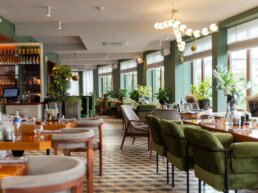 Blick in das Innere eines modernen gemütlichen italienischen Restaurants.