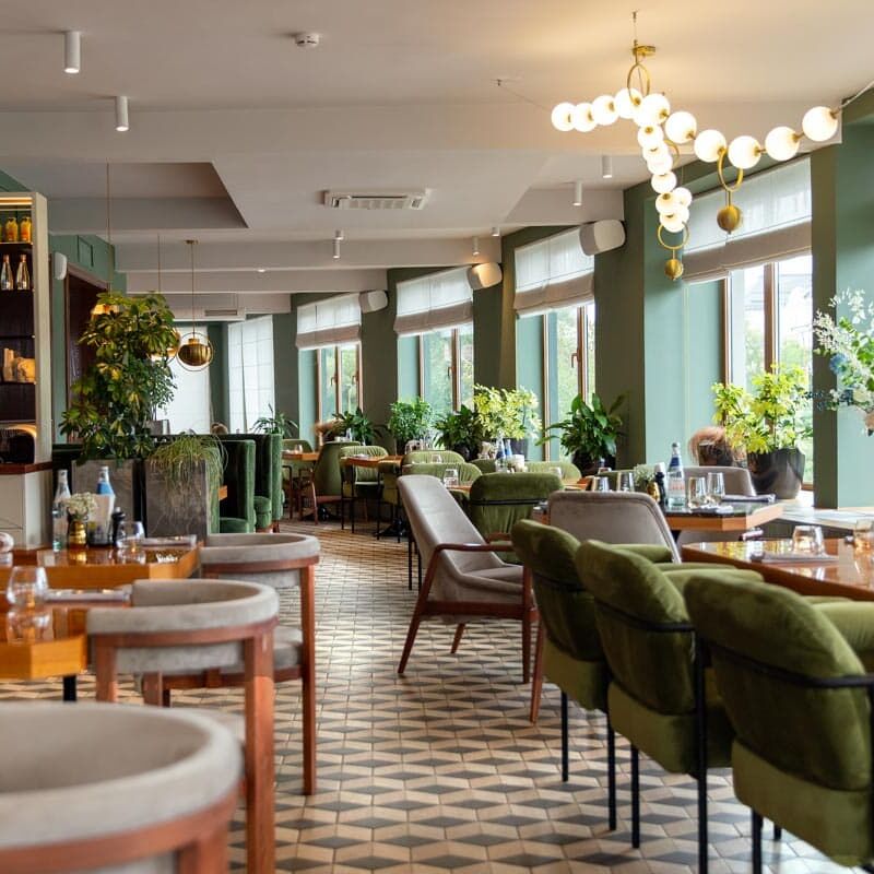 Blick in das Innere eines modernen gemütlichen italienischen Restaurants.