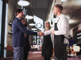 Professioneller Manager begrüßt Team