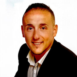 Antonio La Rocca, IN VIA Köln, Portraitfoto in schwarzem Anzug