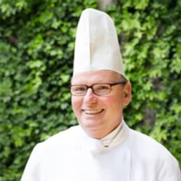 Gerhard Nachbaur, ehemaliger Küchenleiter Vorderlandhus, Portraitfoto in Kochmütze