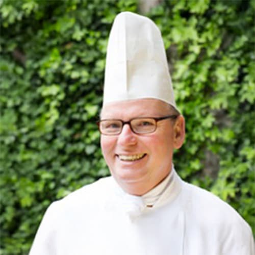 Gerhard Nachbaur, ehemaliger Küchenleiter Vorderlandhus, Portraitfoto in Kochmütze