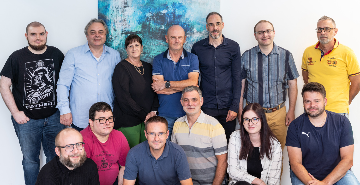 necta group Team Gruppenfoto mit Mitarbeitern im Büro