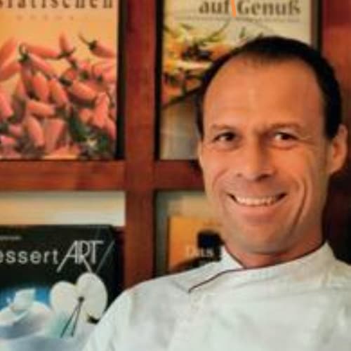 Rene Benischek, F&B-Direktor Pletzer Resorts, Portraitfoto in Kochuniform