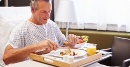 Patient beim gesunden Mahlzeit im Krankenhaus auf Serviertablett