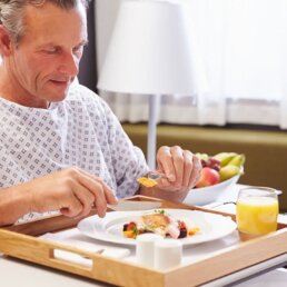 Patient beim gesunden Mahlzeit im Krankenhaus auf Serviertablett
